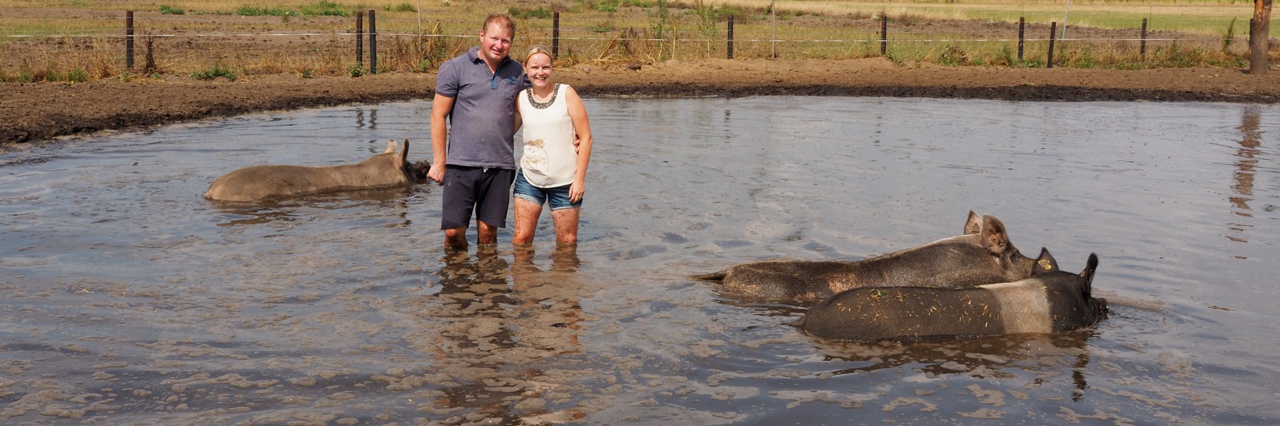 Varkensboer Koen en zijn vriendin Melissa in de varkenspoel waar zij een prijs voor wonnen | Bron: foto van Koen Lipman