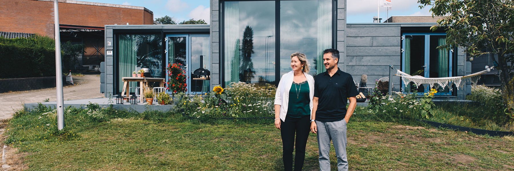 Bram en Marlous voor hun plastic huis | foto: Marjon Lukje