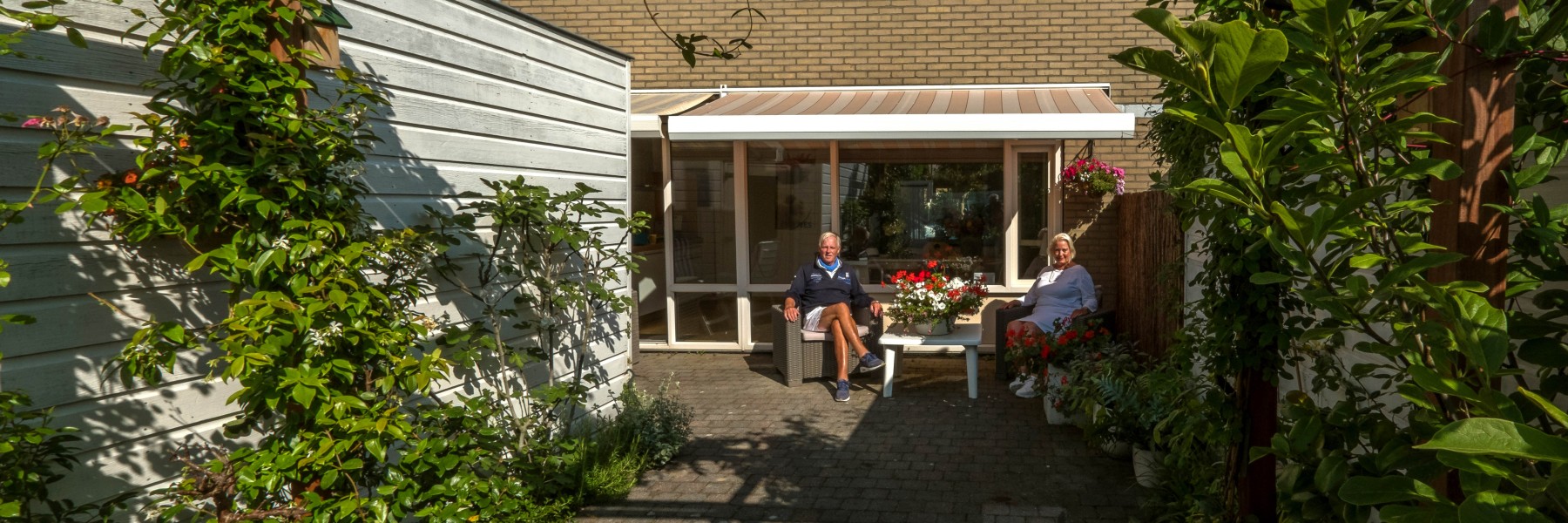 Theo en Jenny in hun opknaptuin in Castricum