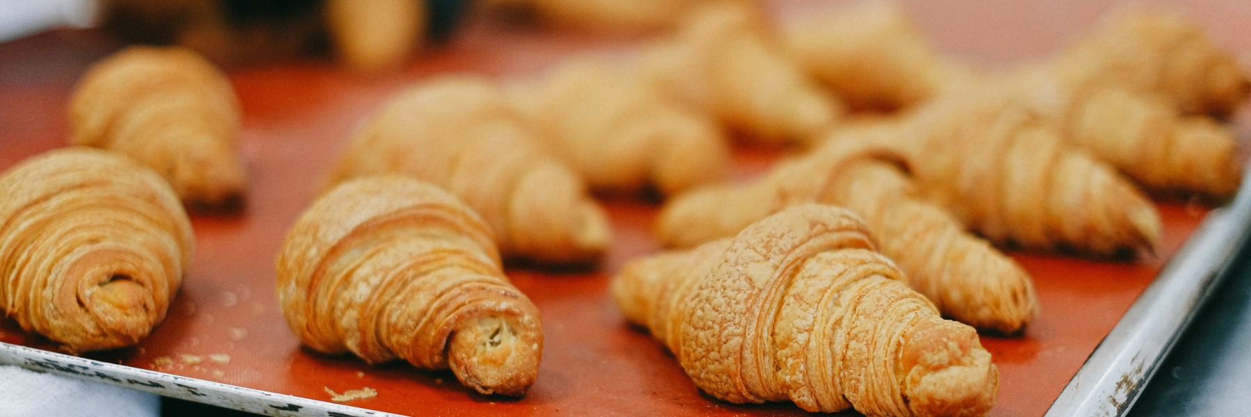 Croissants op een bakmat