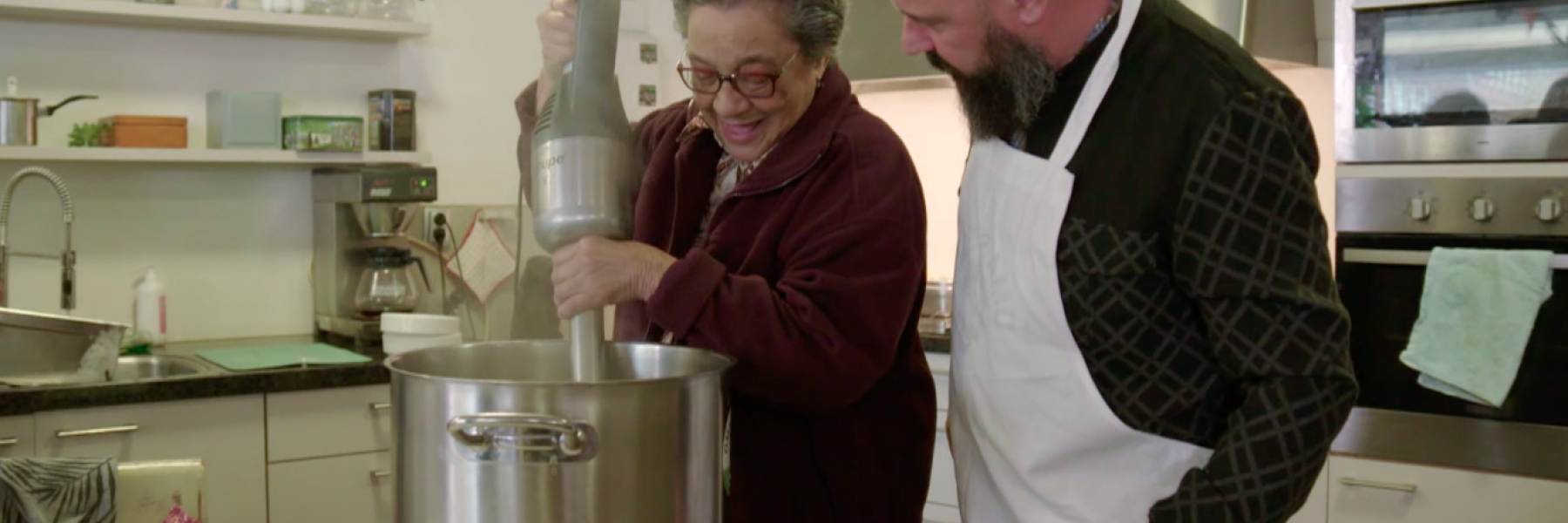 Onder toeziend oog van Ramon wordt de soep gepureerd | Still uit de uitzending