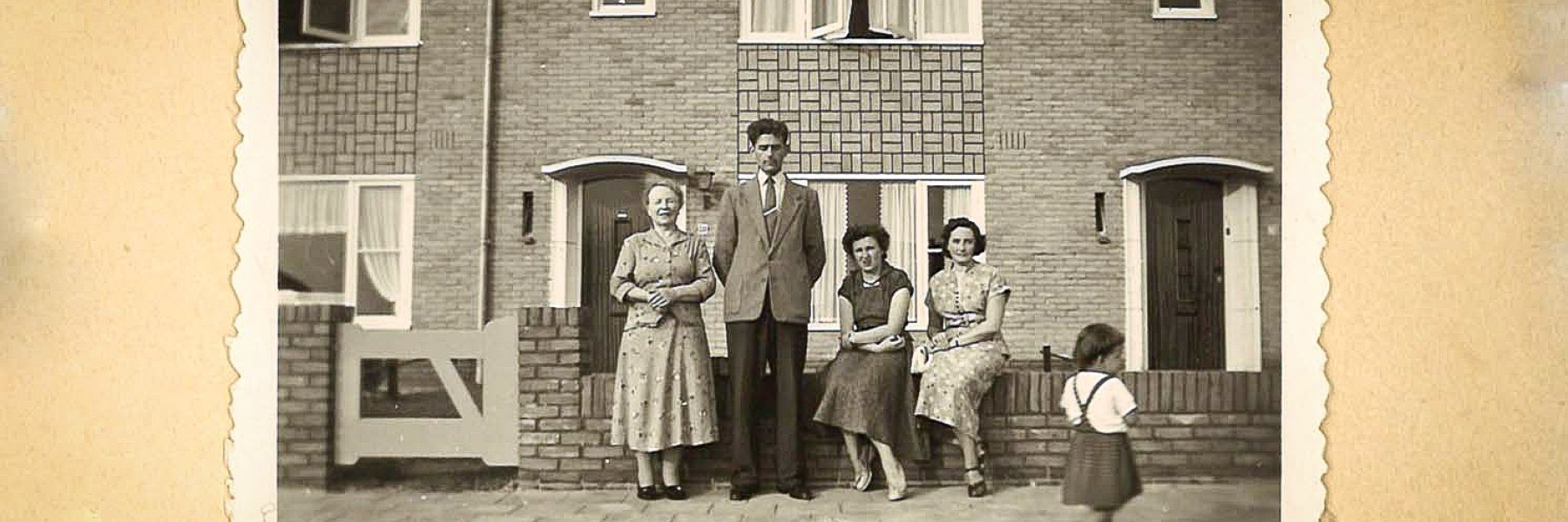 Familie Sloetjes voor hun huis | archief Vereniging Hendrick de Keyser 