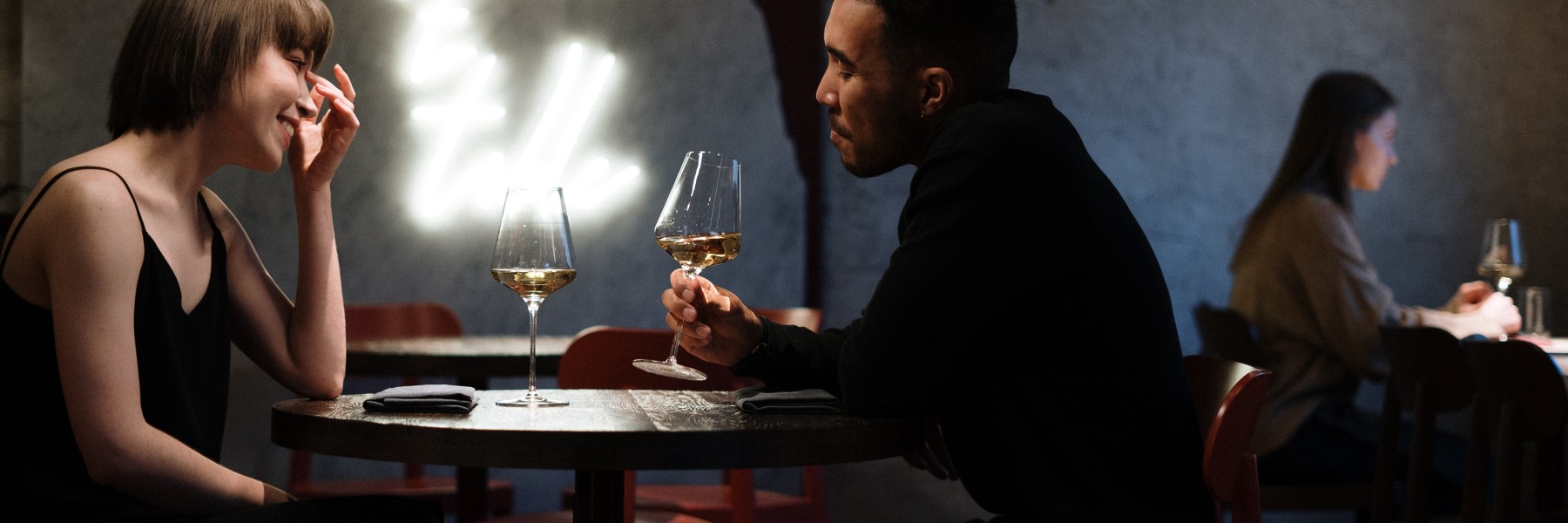 Hoe blijft het gezellig aan tafel met je date? | Foto: Pexels