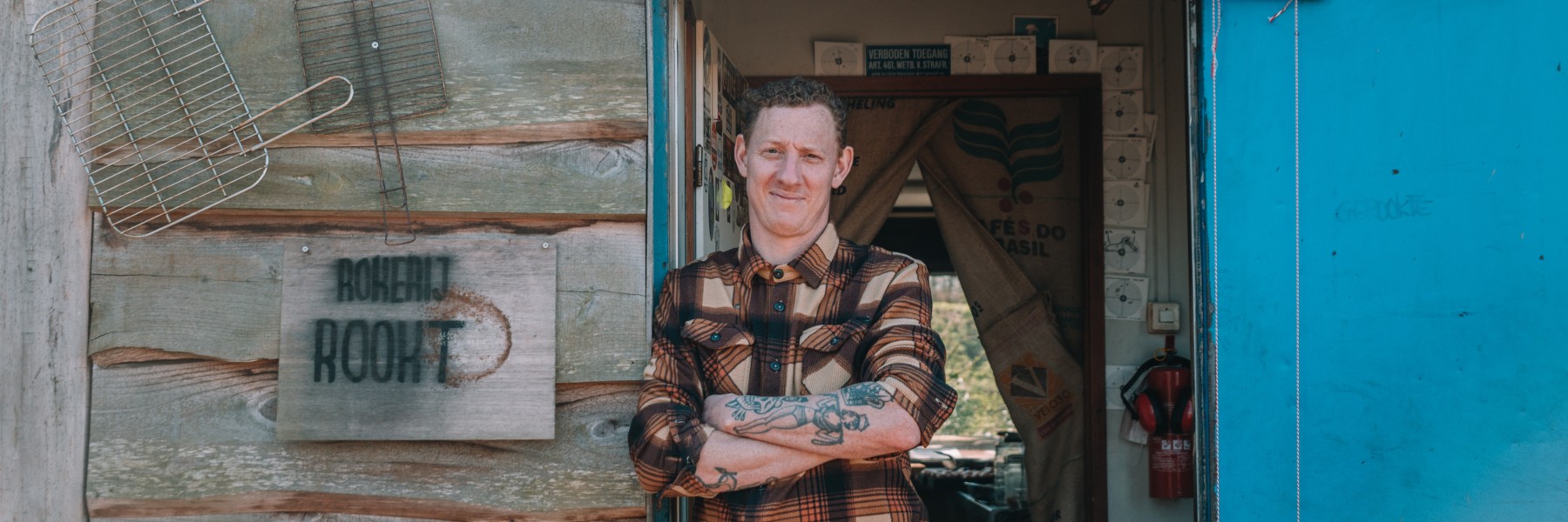 Niels bij zijn rokerij in Amsterdam | Foto: Sheena Schouwink