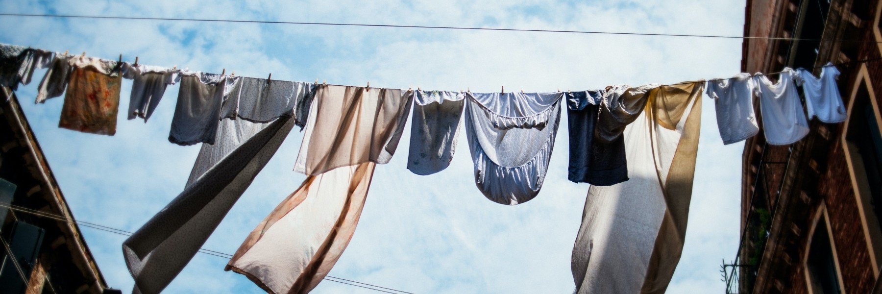 Een wasje hangt te drogen tussen twee gebouwen