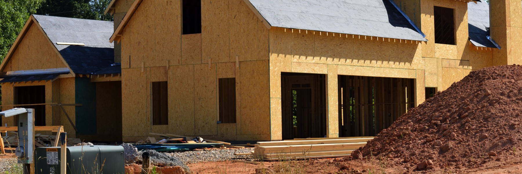 En huis wordt gebouwd van hout