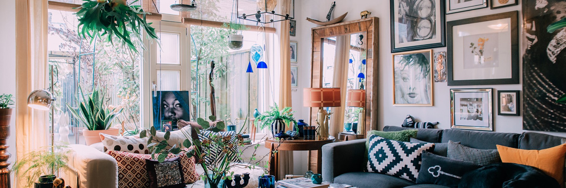 De woonkamer van Laila Hamidi