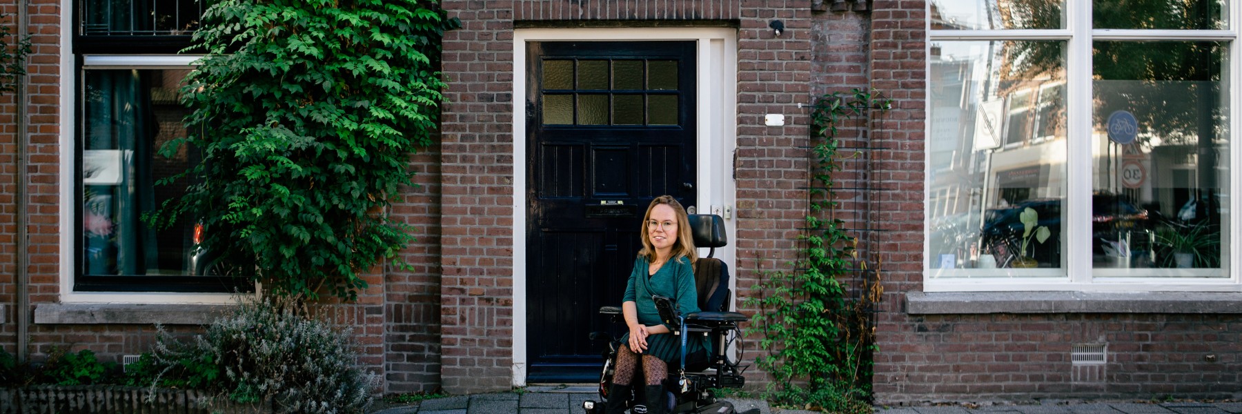 Diplomaat Anne de Ruijter in Den Haag voor haar rolstoelvriendelijke woning | Foto: Roos Eijmers