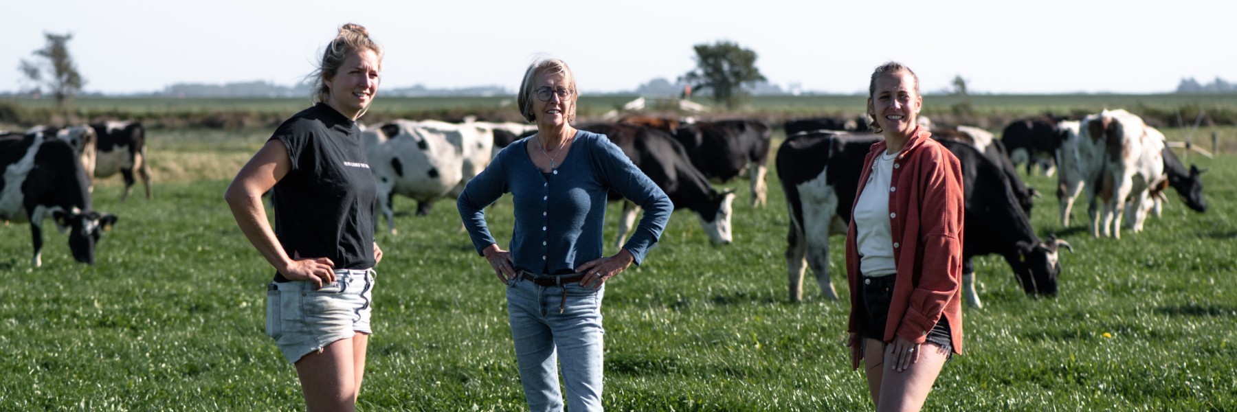 Welmoed en Regina met hun moeder op het land | Foto: Marjon Lukje