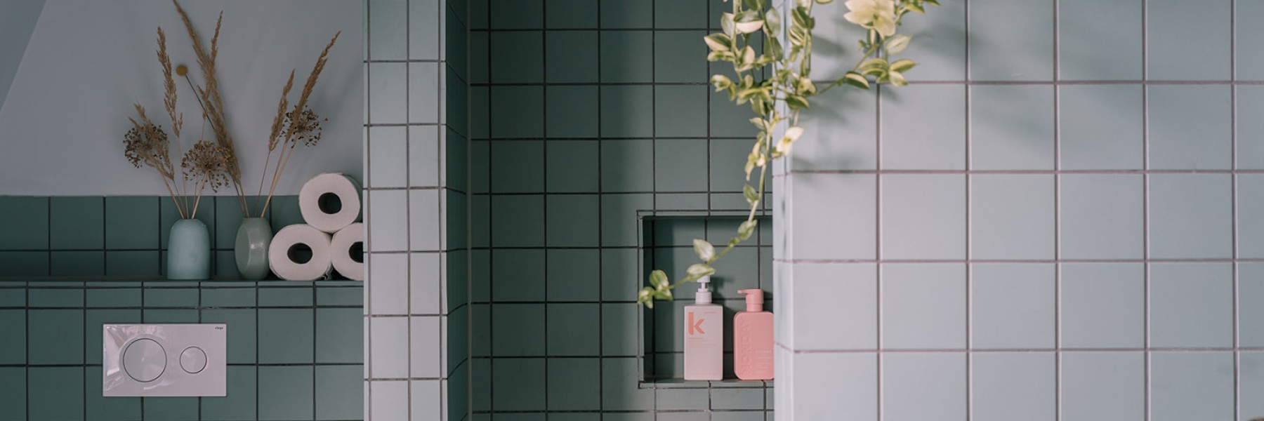 Badkamer met toilet in groen en wit met vierkante tegeltjes in Zaandam | Foto Sheena Schouwink.jpg