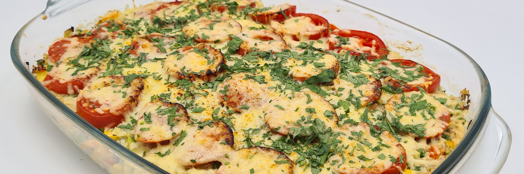 Kruidige rijst met groenten, roomkaas en makreel uit de oven