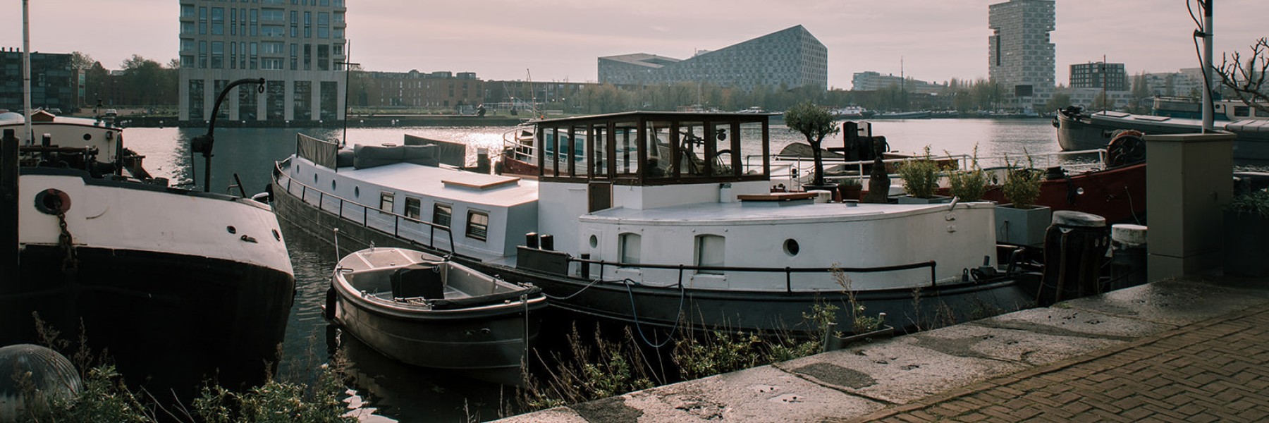 Strakke woonboot Amsterdam | Fotografie: Sheena Schouwink