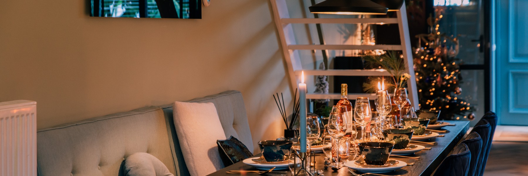 Kerstvieren met kleur en een aangeklede kersttafel in Hoorn | Foto: Sheena Schouwink