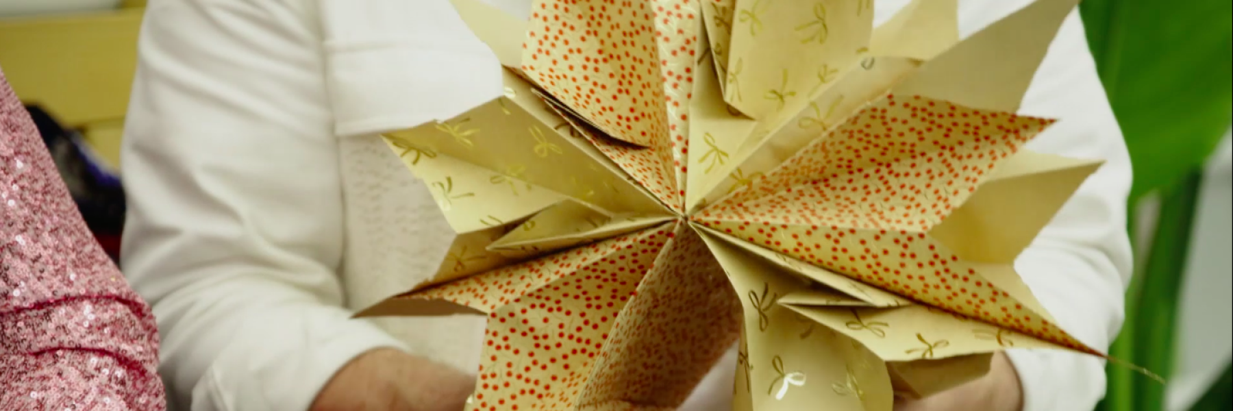 Onze interieur-expert Theo-Bert Pot maakt een kerstster van papieren zakjes | Still uit de uitzending