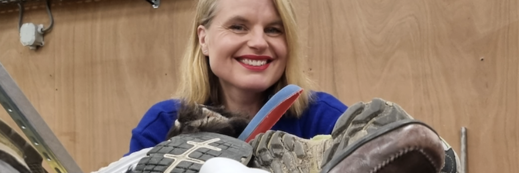 Marieke tussen de berg schoenen