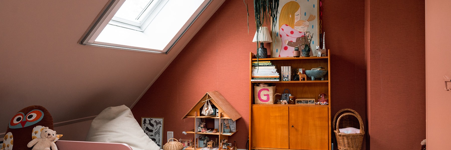 Oudroze meisjeskamer | Fotografie: Marjon Lukje