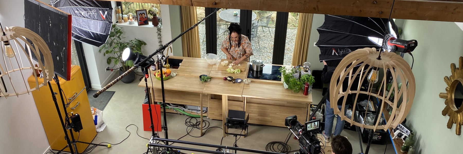 Sharon kookt in de kookstudio van BinnensteBuiten | Foto: Veerle Bos