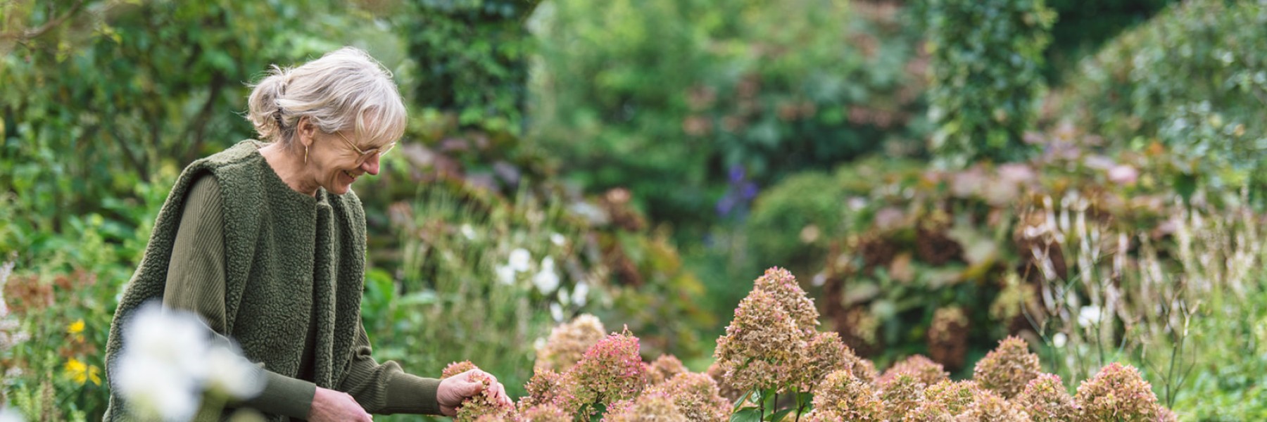 Marieke Nolsen in haar tuin in Leusden | Foto: Liesbeth Disbergen