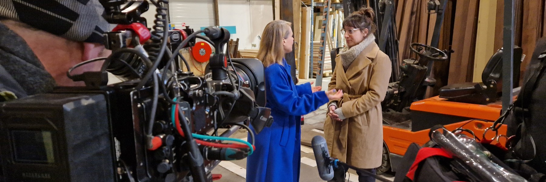 Marieke Eyskoot in een bouwmarkt met tweedehands materialen | Foto: Marieke Eyskoot