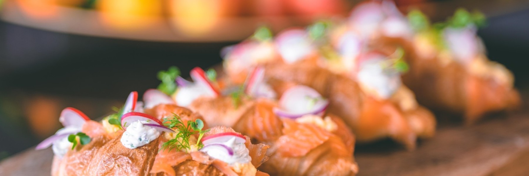 Luxe croissant met gerookte zalm, roomkaas en roerei