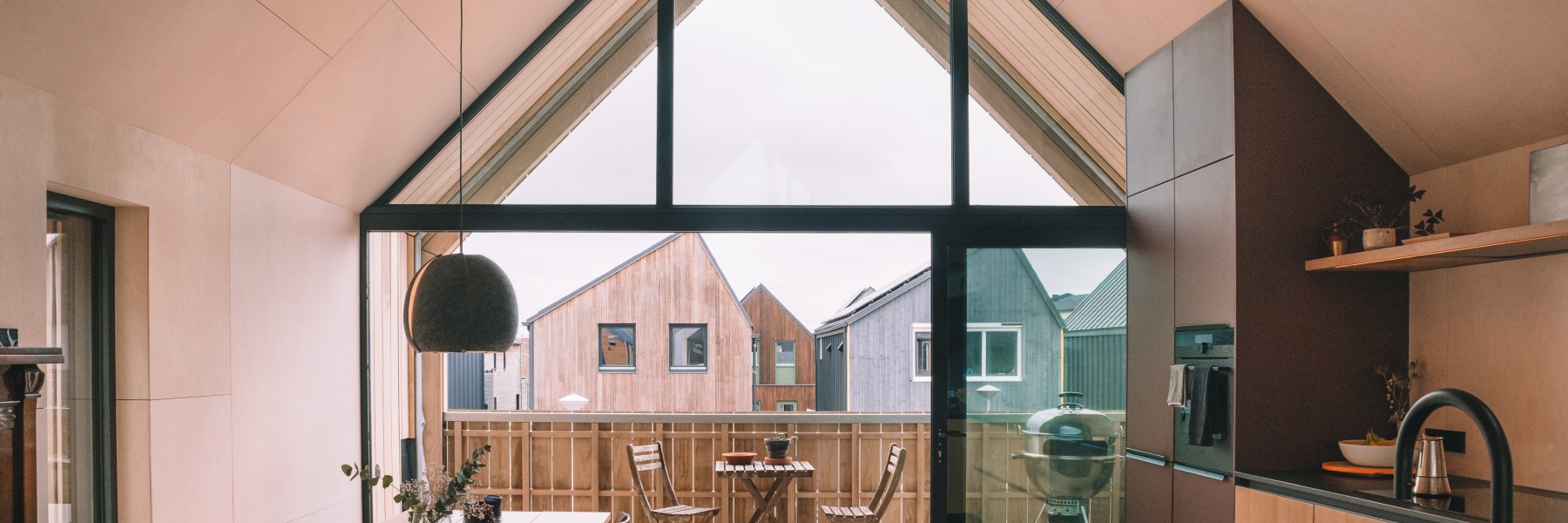 Zelfgebouwd houten huis | Fotografie: Sheena Schouwink