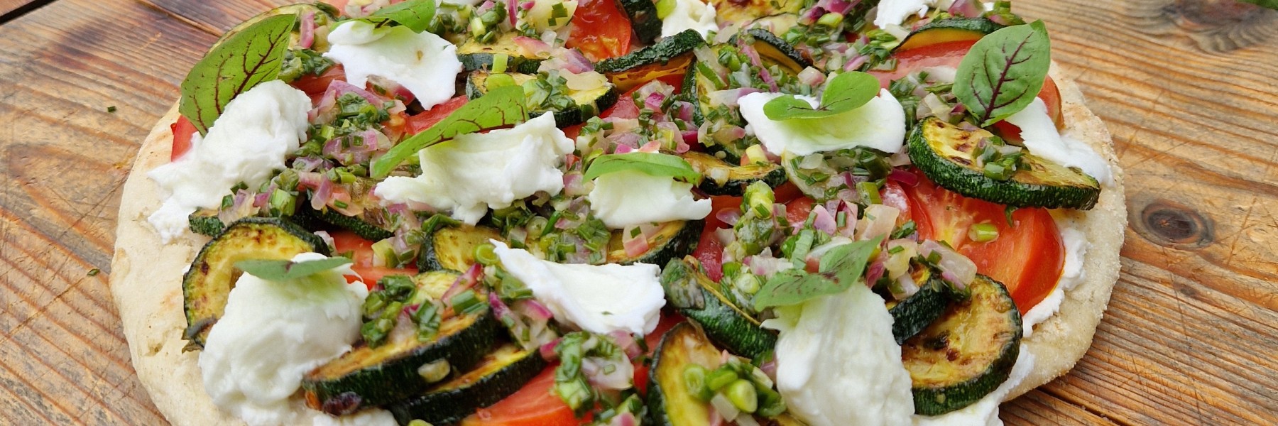 Pan pizza met courgette en tomaatjes 