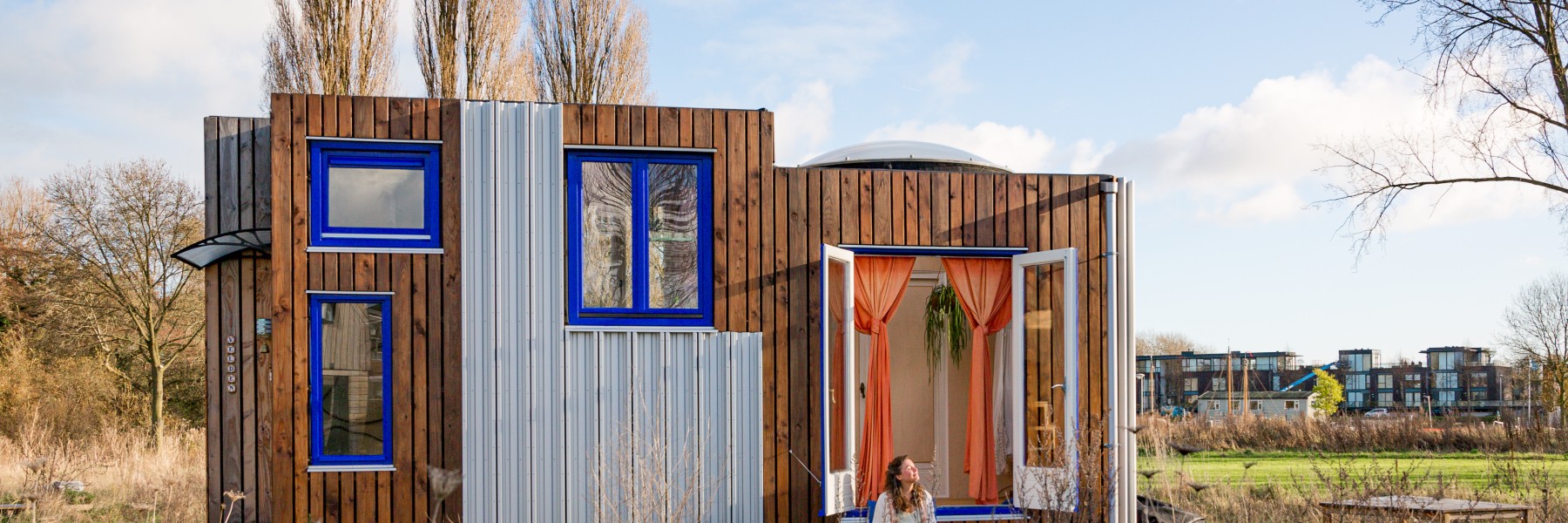 Eva woont in een tiny house van 15 m2 met slimme woonoplossingen | Foto: Roos Eijmers