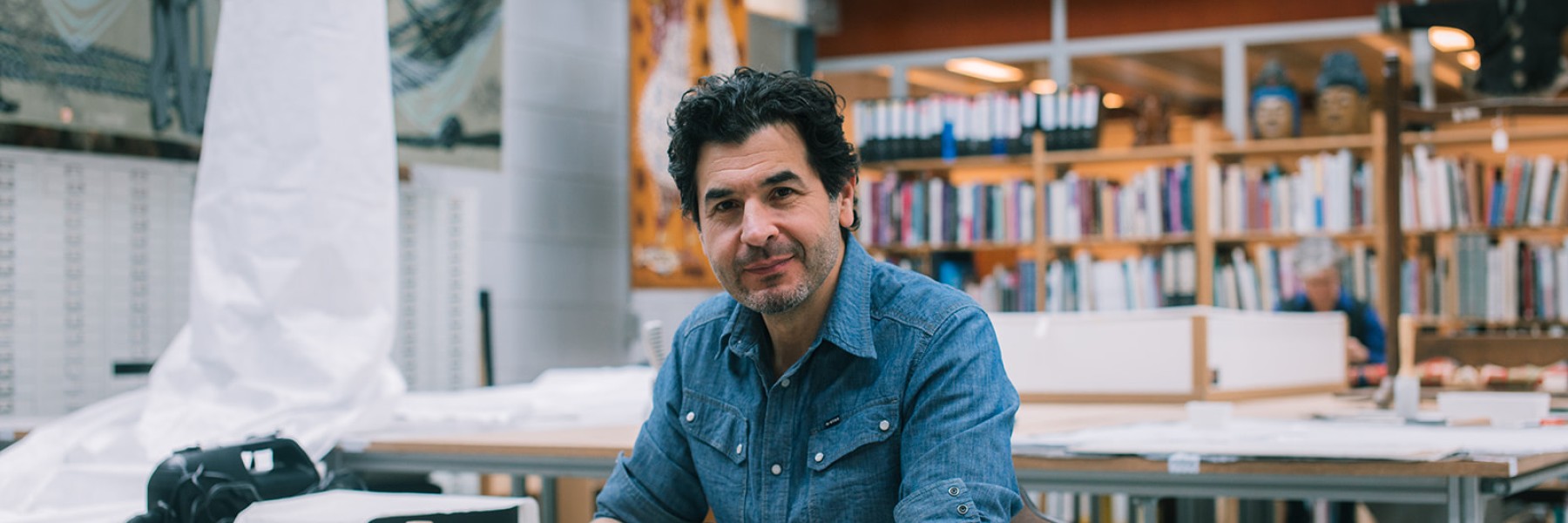 Tapijten restaurator Sadegh | Fotografie: Sheena Schouwink