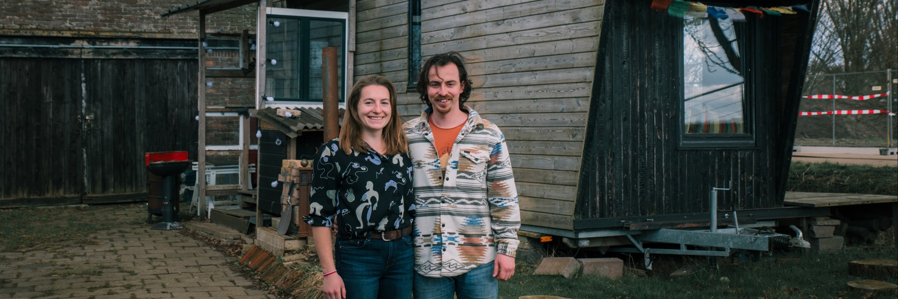 Annebel en Stanley voor hun tiny house in Velserbroek | Foto: Sheena Schouwink