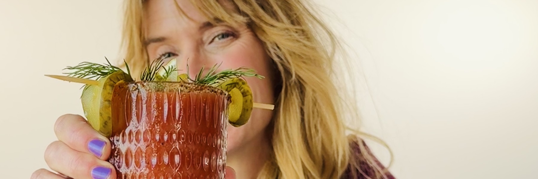 Onze kok Jetske maakt een virgin Bloody Mary mét augurkensap | Foto: BinnensteBuiten