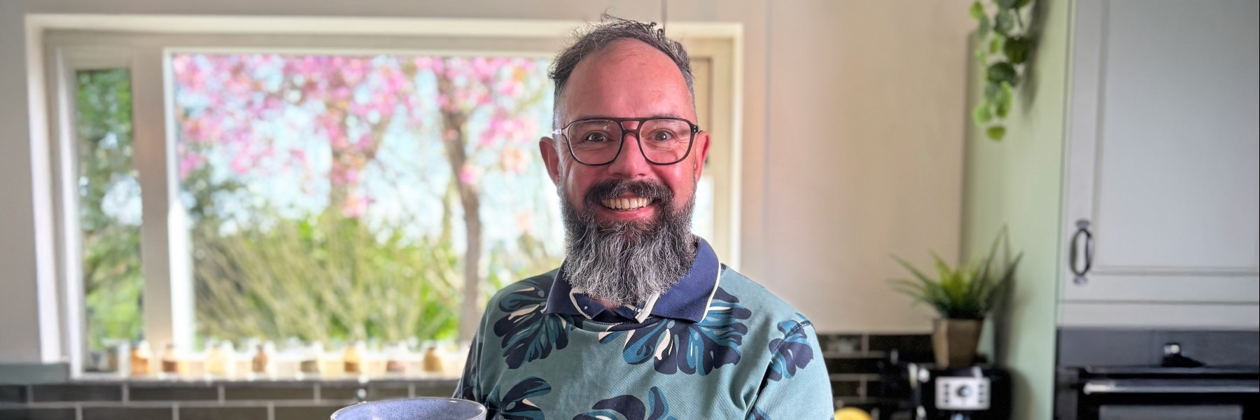 Onze chef-kok Ramon Brugman maakt een plaattaart met witte asperges | Foto: BinnensteBuiten