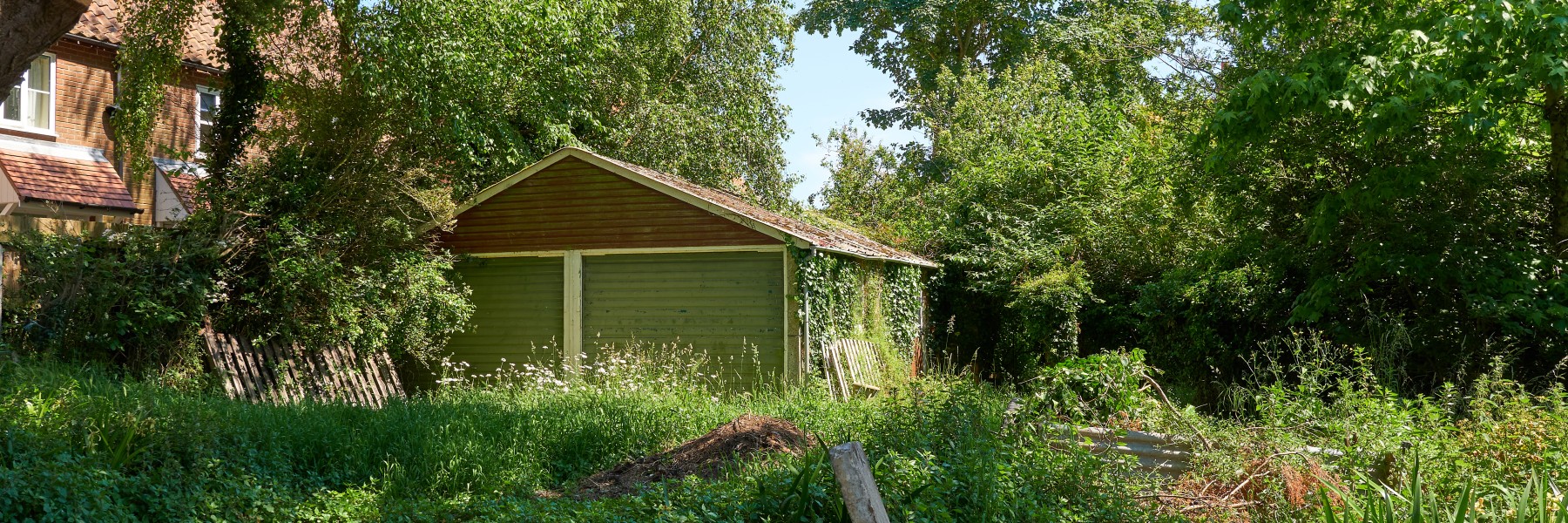 Waarom rommel in je tuin goed is | Foto ter illustratie Adobe Stock