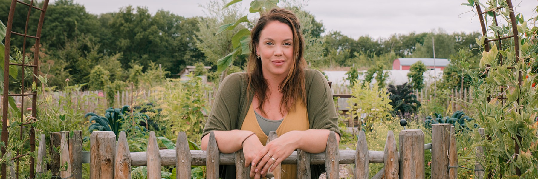 Anne Wieggers in de moestuin | Foto: Sheena Schouwink