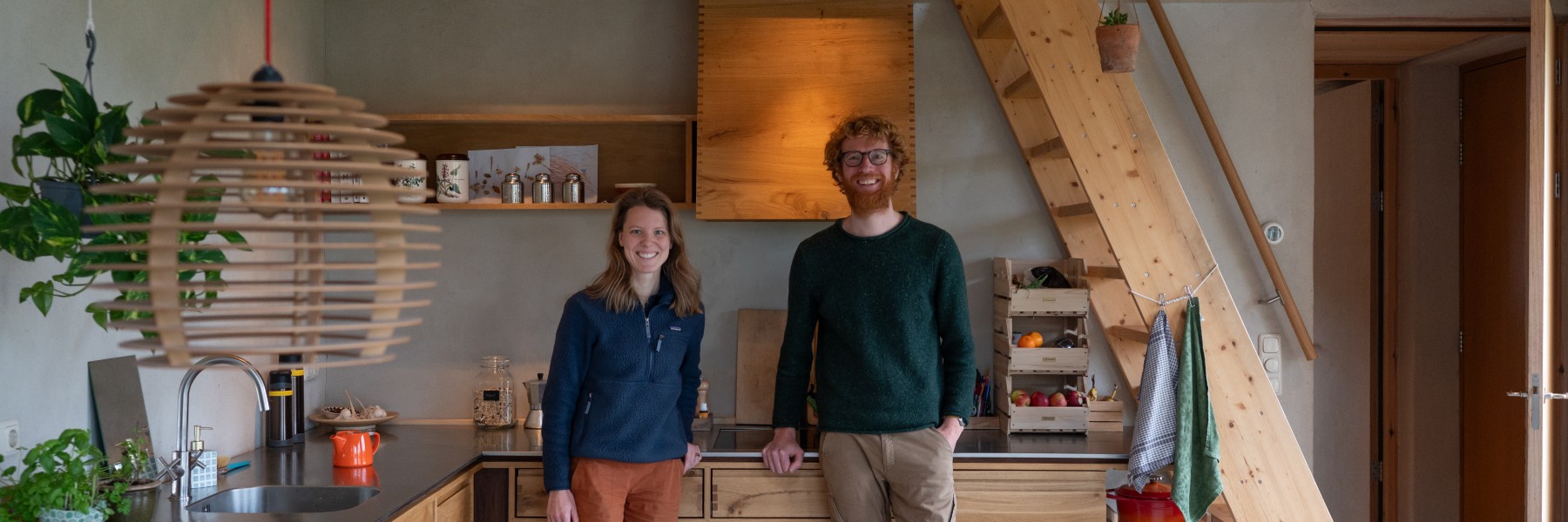 Zelfgebouwd houten huis dichtbij de natuur | Fotografie: Sheena Schouwink