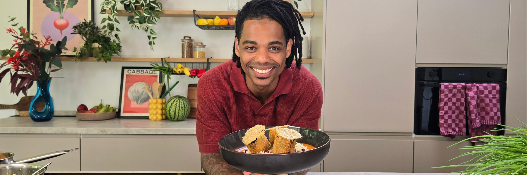 Geneal's gegrilde courgette couscous met paprikasaus 