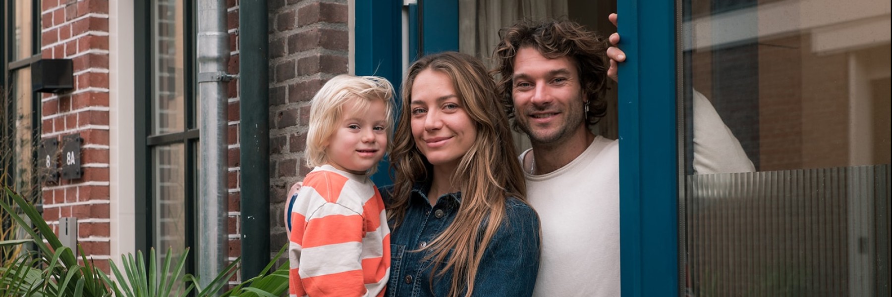 Bauke, Emily en Koda voor hun huis in Haarlem