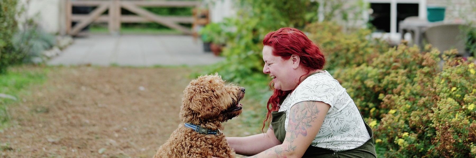Mieke en haar hulphond Woezel | Fotografie: Marjon Lukje