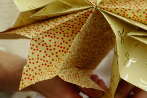 Onze interieur-expert Theo-Bert Pot maakt een kerstster van papieren zakjes | Still uit de uitzending