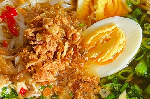 Ramon Brugman's recept voor Indonesische Soto Ayam met een gekookt eitje | Foto: BinnensteBuiten