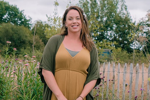 Anne Wieggers in de BinnensteBuiten Moestuin | Foto: Sheena Schouwink