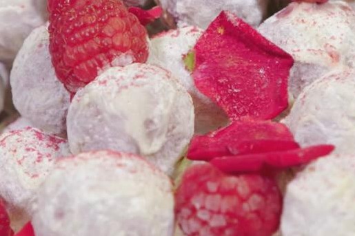 Roze chocoladetruffels met mousserende vruchtenwijn