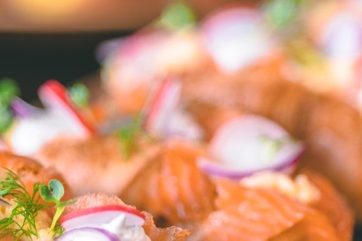 Luxe croissant met gerookte zalm, roomkaas en roerei