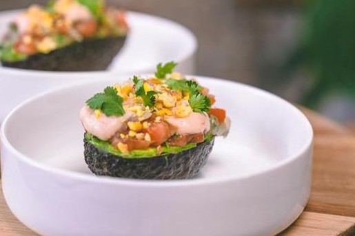 Gevulde avocado met frisse salsa recept