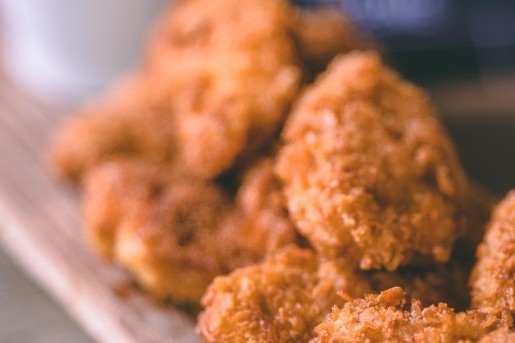 Crispy kipnuggets met zoetzure saus
