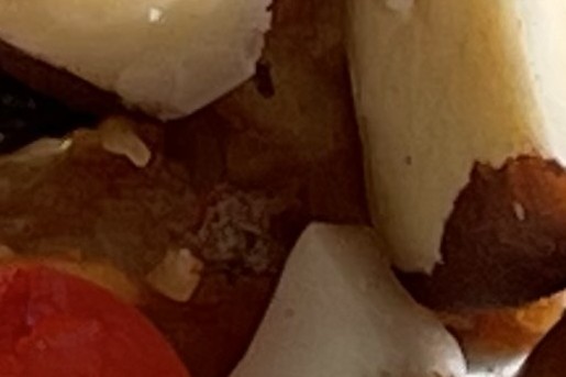 Dessert met kweepeer, karamelsaus en paranoten