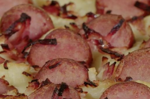 Zuurkool-ovenschotel met rookworst en gekarameliseerde uitjes