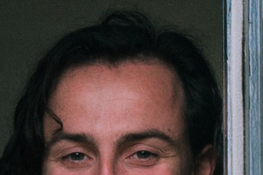 Annebel en Stanley voor hun tiny house in Velserbroek | Foto: Sheena Schouwink