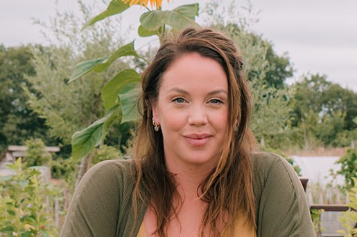 Anne Wieggers in de moestuin | Foto: Sheena Schouwink