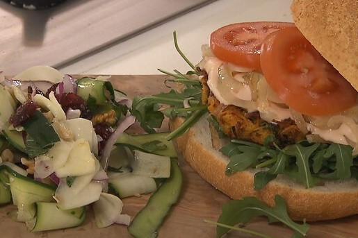 Zoete aardappelburger met een salade van courgette (3)