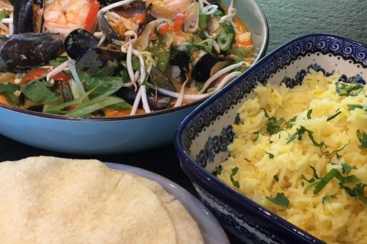 Rode viscurry met saffraanrijst